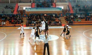 Triunfo del CDB Enrique Benítez ante el Forus Medacbasket en el Andrés Estrada. / Foto: @PrensaEBenitez.