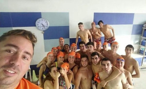 Los componentes del Club Natación Huelva, muy felices por sus logros.