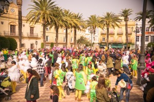 La Plaza de España llena de niños ayamontinos y mayores acompañantes en la jornada infantil del Carnaval.