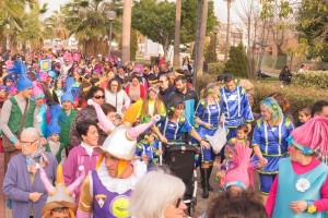 Los pasacalles son elementos imprescindibles en el Carnaval de la Luz.