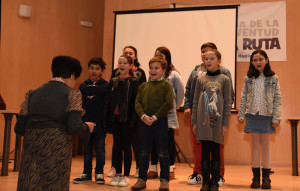 Los niños interpretaron canciones en chino.