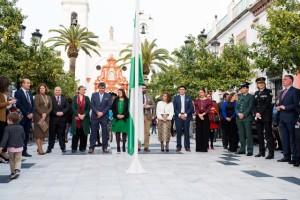 Autoridades en la plaza del Rocío, antes del acto.