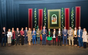 Foto de familia en el escenario del Teatro Municipal Salvador Távora.