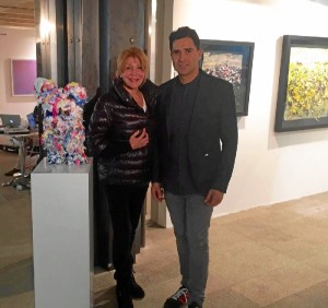 El artista onubense, Ismael Lagares, junto a Carmen Cervera y la pieza adquirida por la coleccionista de arte. 