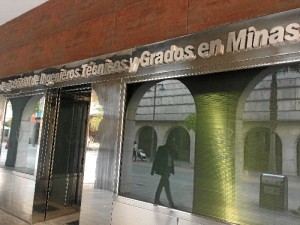 La sede del Colegio de Ingenieros Técnicos de Minas se encuentra en la Avenida Martín Alonso Pinzón de Huelva.