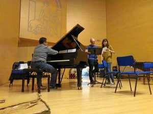 La músico, durante los ensayos para el Festival de Música Española en Cádiz, junto a los intérpretes Ignacio Tomer y Camilo Irizo. /Foto: Juan Anonio Godoy. 