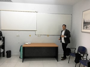 La formación es una de las claves en las actividades desarrolladas por el Colegio. / En la imagen, el presidente en la Sala de Formación de la sede del centro. 