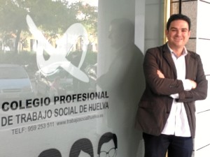 Julio Piedra, en la fachada de la nueva sede.