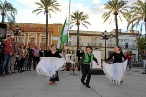 Alumnos de la Escuela Municipal de Danza pusieron el toque más folclórico al acto