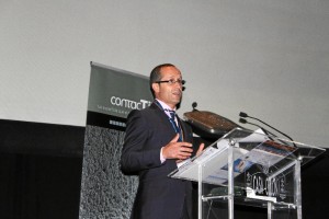 El presidente del colegio de dentistas de Huelva, Víctor Manuel Núñez, interviniendo durante las I Jornadas de Odontología de Vanguardia Ciudad de Huelva.