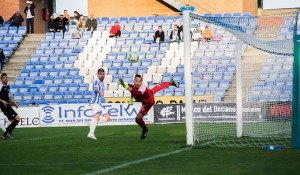 Momento del gol del Recre, obra de Iván Aguilar. / Foto: Pablo Sayago.