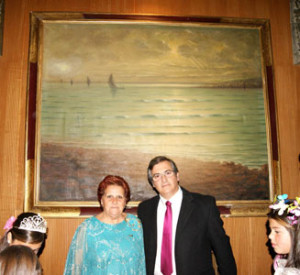 La alcaldesa y el primer teniente de alcalde con el cuadro de J. Contreras.