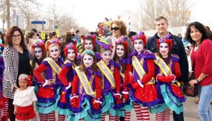 Los ediles con la corte infantil y la reina de los Carnavales.