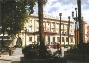 Poda de palmeras o la lucha contra la plaga del picudo rojo. 