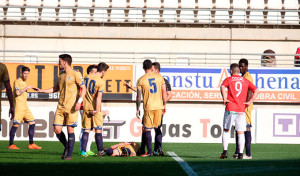 Los albiazules, ayer con la camiseta dorada, tuvieron que emplearse a fondo para amarrar un punto. / Foto: @realmurciacfsad.