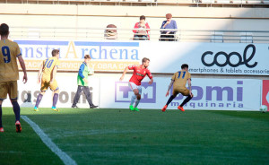 Antonio Dimínguez y Rafa de Vicente tratan de tapar un avance de los locales. / Foto: @realmurciacfsad.