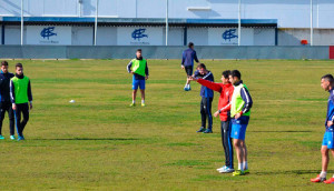 Juan Manuel Pavón, entrenador del Decano, durante un entrenamiento. / Foto: @recreoficial.