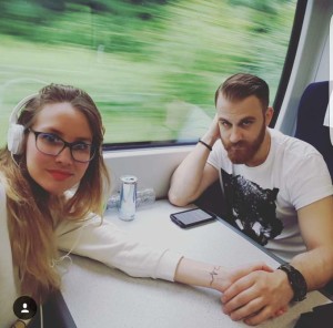 Belén con su pareja camino a Brighton.