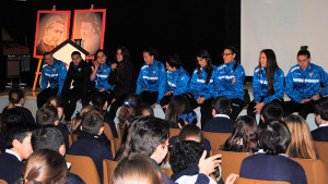 Un momento de una de las visitas de las jugadoras a un colegio.