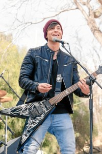 Álex, cantante y guitarrista de la banda.