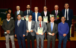 Foto de familia de la entrega de premios en Beas, galardones patrocinados por la Caja Rural del Sur.