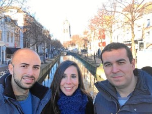 El onubense, con amigos visitando los canales de Ámsterdam.