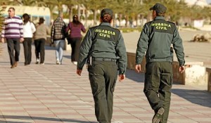 Dos agentes de la Guardia Civil en una imagen de archivo.