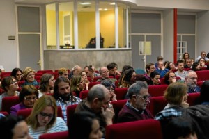 El público abarrotó la sala durante la presentación.