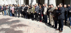 Minuto de silencio en las puertas del Ayuntamiento de Huelva.