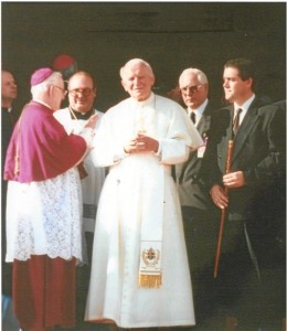 De izquierda. a derecha: el Obispo de Huelva, don Diego Capado y S. S. el Papa. (Foto cedida por don Diego Capado).