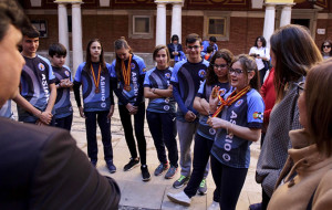 El alcalde de Huelva conversa con Leyre Fernández, medallista y  que además batió nuevamente el récord de España.