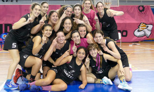 El equipo conquerista celebra en la cancha su triunfo en el Provincial. / Foto: www.andaluzabaloncesto.org/huelva/.