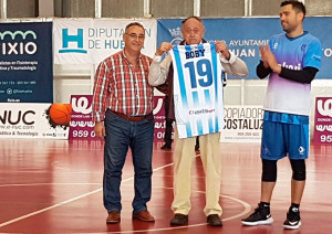 Un momento del homenaje a Manuel Ortiz Trixac 'Bobby', en los prolegómenos del partido en San Juan del Puerto. / Foto; @cbsjuan.