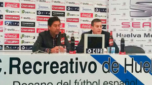 Manolo Zambrano, presidente del Recre, y Juan Pérez, gerente de Seat Huelva Motor, durante el acto de presentación de la iniciativa. / Foto: www.recreativohuelva.com.