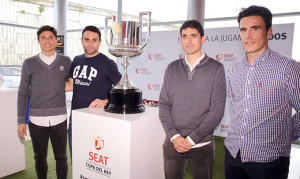 Jugadores y técnico del Recre, junto a la Copa del Rey.