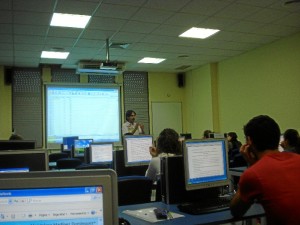 En la actualidad ejerce además como docente en el Grado de Biología, en la Universidad de Sevilla.