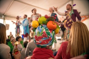 La cabalgata finalizó con la participación de las chirigotas y comparsas.