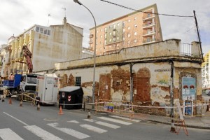 Demolición de inmuebles en estado de ruina en la calle Encinasola.