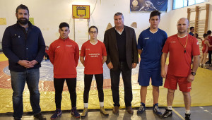 Los componentes del Club de Lucha El Campeón que viajan a Pontevedra recibieron la visita del alcalde de Cartaya, Juan Miguel Polo, y del concejal de Deportes, Manuel Barroso.