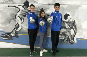 Los tres deportistas del Club Esgrima Huelva en el torneo de Chiclana.