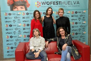 El equipo de WOFESTHUELVA, Gele Fernández Montaño, María Clauss, Rocío Garrido, María Luisa Oliveira e Inma Gallego.