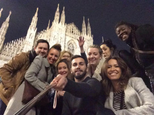 En la Piazza del Duomo, situada en el centro de Milán, con unos amigos.