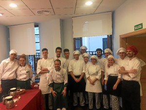 Alumnos de la Escuela de Hostelería 'Virgen de Belén', tras la celebración de un acto social en Huelva.