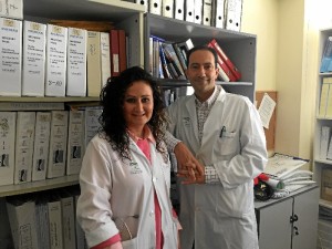 La Dra. Aviñó, junto al Dr. Juan Bayo, jefe de Oncología del Complejo Hospitalario de Huelva. 