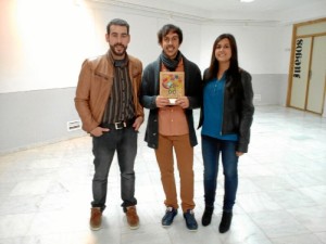 Sergio, (en el centro de la imagen), junto a Rafael y Carolina, miembros de la Junta directiva de la asociación juvenil Tierras de Fantasía.