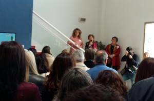 Pilar Gallango, junto a Inmaculada Gómez y Raquel Naranjo, se dirige a los antiguos alumnos.