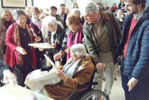 Mercedes Rofa y Carmen Diaz, tras recibir sus obsequios conmemorativos.