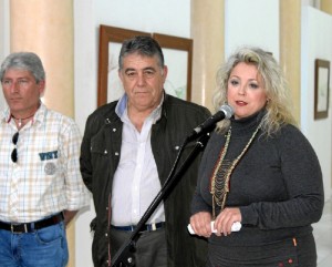 La concejala con los artistas participantes.