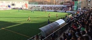 Los jugadores del Recre se aprestan a celebrar con Iván Aguilar el primer gol onubense. / Foto: D. B.