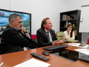 El director del Instituto Max Planck de Historia del Derecho Europeo, Thomas Duve, visita la UHU.